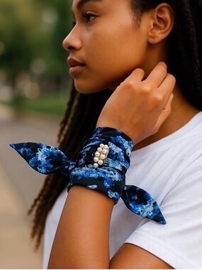 NWT SILKLETTE Blue/Black/White/Yellow Pebbles 100% Fine Silk Kerchief Scarf
